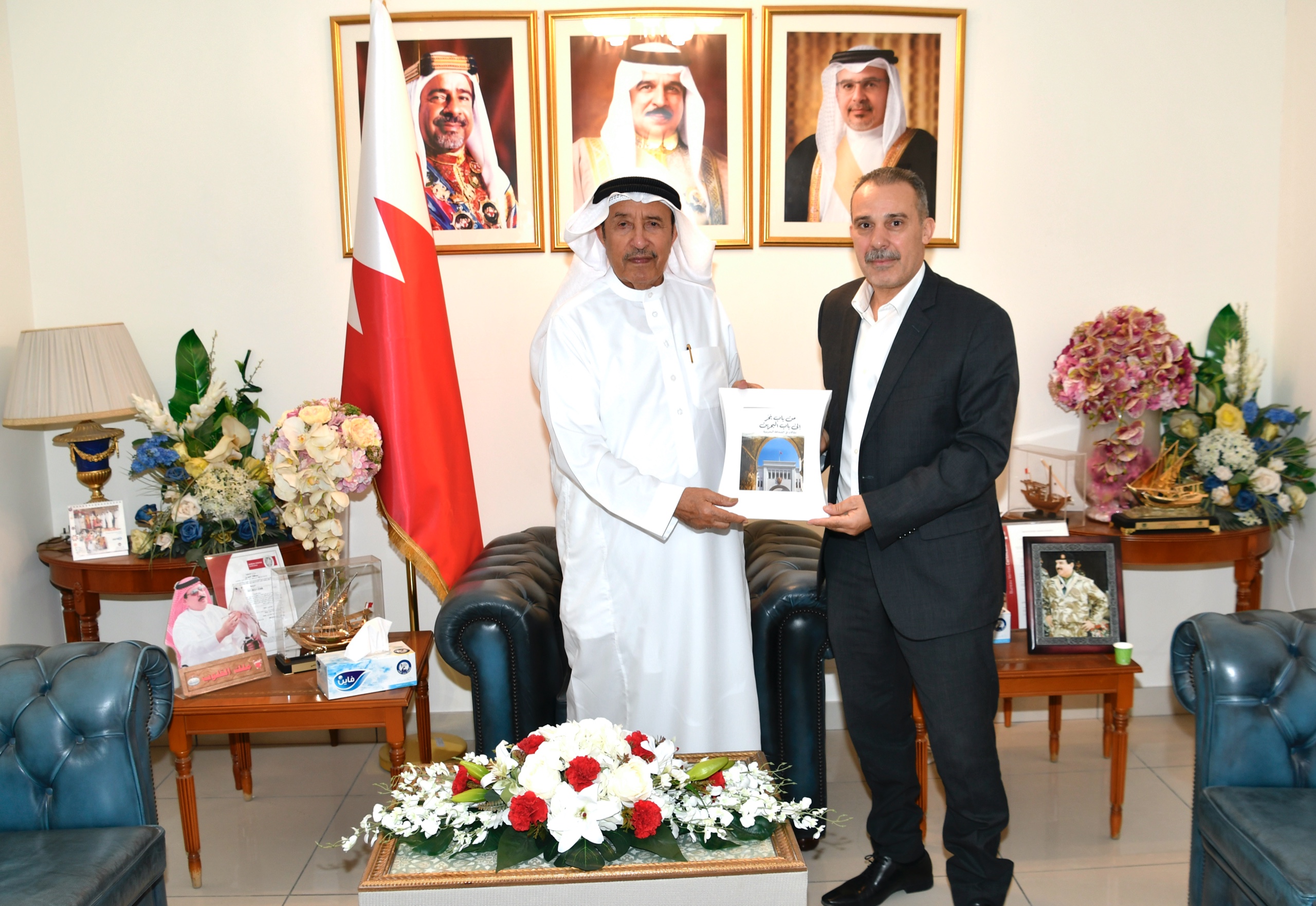 محافظ المحرق يستقبل الكاتب التونسي سليم بودبوس ويتسلم نسخة من كتابه (من باب بحر إلى باب البحرين)<